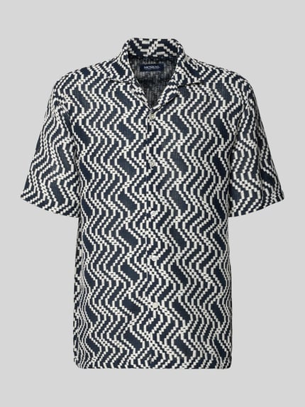Produktfoto, Regular Fit Freizeithemd im Allover-Look von MCNEAL mit schwarz-weißem Zickzackmuster, Umlegekragen, kurzärmlig, Baumwoll-Mix
