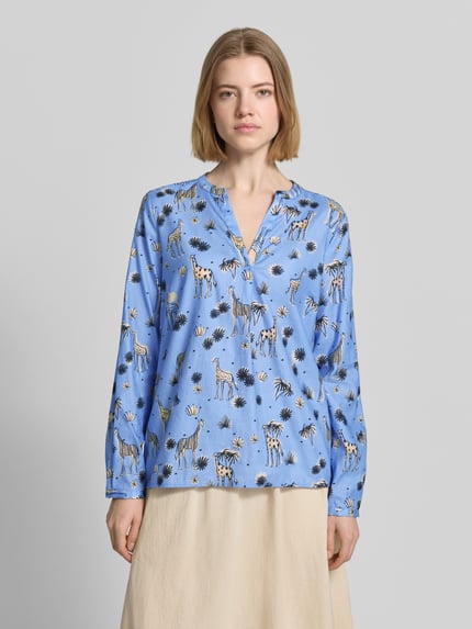 Vrouwenmodel draagt Regular Fit Bluse mit Allover-Motiv-Print Modell 'Vince' van Smith and Soul, blauwe kleur, katoenen stof, tuniekhals, lange mouwen, voorkant borst-buik hoogte, context: damesblouse van 100% katoen, ruglengte maat S: 66 cm, mouwlengte maat S: 61 cm, allover print. Ganzkörperansicht van voren.