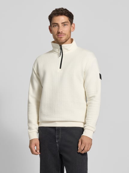 Männermodel draagt Regular Fit Troyer aus Baumwoll-Mix van Tom Tailor Denim, unifarben, structuur, sweat materiaal, Ganzkörperansicht van voren.