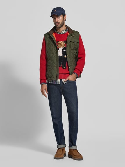 Männermodel trägt Regular Fit Pullover aus reiner Wolle mit Polo-Bear-Intarsie von Polo Ralph Lauren, rote Farbe, Ganzkörperansicht von vorne, Herren Pullover von Polo Ralph Lauren.
