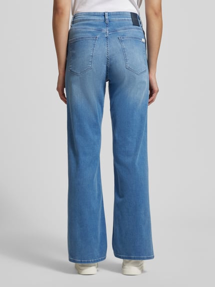 Frauenmodel trägt Jeans mit 5-Pocket-Design Modell 'Madison' von Mustang in Hellblau, gerader Schnitt, Baumwoll-Lyocell-Mix, Ganzkörperansicht Rückansicht.