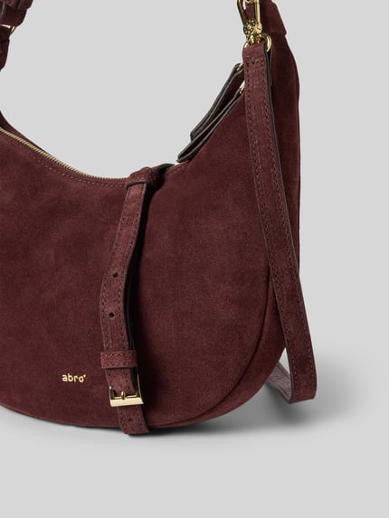 Produktfoto, Hobo Bag aus echtem Leder Modell 'NANA' von Abro in Bordeaux, samtige Oberfläche, metallic Label, Reißverschlussfach, Kontext: Damen Hobo Bag, abnehmbarer Schulterriemen, kurzer Tragehenkel, 30x28x5 cm, 32 cm Riemenlänge