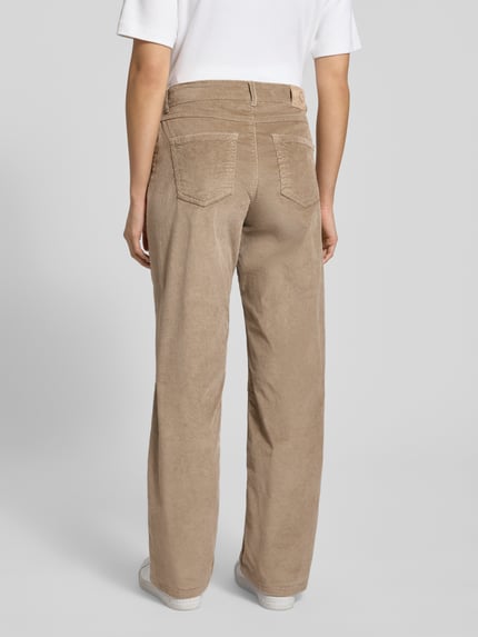 Vrouwenmodel draagt Wide Fit Cordhose met Eingrifftaschen Modell 'Liv' van TONI in lichtbruin corduroy, elastisch katoenmix, achteraanzicht volledige lichaamsopname.