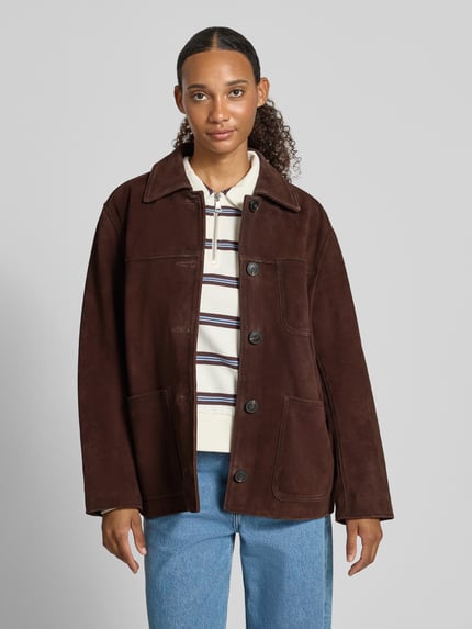 Frauenmodel trägt Regular Fit Lederjacke aus echtem Rindsleder von Marc O'Polo, brauner Ton, glatte Textur, Ganzkörperansicht von vorne, Damen Leder- / Kunstlederjacke von Marc O'Polo DENIM.