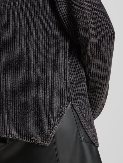 Vrouwenmodel draagt Oversized Turtleneck-Pullover aus reiner Baumwolle van G-Star RAW, donkere ribtextuur, detailopname, Dames