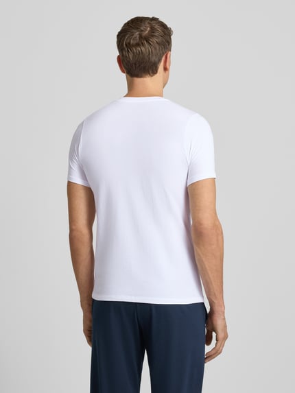 Männermodel trägt T-Shirt mit V-Ausschnitt im 2er-Pack von Christian Berg Men, weiß, Slim Fit, Baumwoll-Mix, Ganzkörperansicht Rückansicht.
