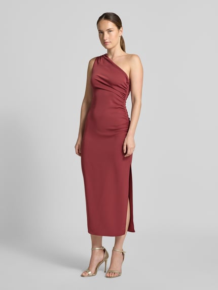 Frauenmodel trägt Eng anliegendes Cocktailkleid mit One-Shoulder von Jake*s Cocktail in Rot, glatte Textur, Ganzkörperansicht von vorne.
