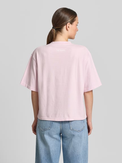 Frauenmodel trägt Boxy Fit T-Shirt aus reiner Baumwolle von Marc O'Polo, efekt: jednolity kolor, krój: pudełkowy krój, z napisem z logo, okrągły dekolt, krótkie rękawy, materiał: bawełna, damski t-shirt, Ganzkörperansicht Rückansicht.