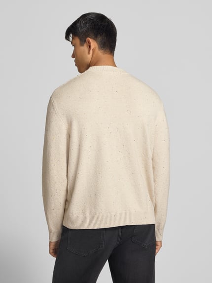 Männermodel trägt Regular Fit Strickpullover mit Rundhalsausschnitt von JACK & JONES, Materiaalmix met katoen, ribboorden, met lange mouwen, logopatch, bies, ruglengte maat M 66 cm, mouwlengte maat M 64 cm, Ganzkörperansicht Rückansicht