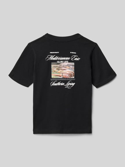 Junge trägt Kinder T-Shirt mit Statement-Print aus reiner Baumwolle, Regular-Fit, Rundhalsausschnitt, Modell 'CASSIS' von Jack & Jones, Rückenlänge 51 cm bei Größe 140, Ganzkörperansicht Rückansicht
