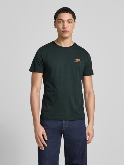 Männermodel trägt T-Shirt mit Label-Details Modell 'BASIC' von Alpha Industries aus Reine Baumwolle, Gerader-Schnitt, Ganzkörperansicht von vorne.