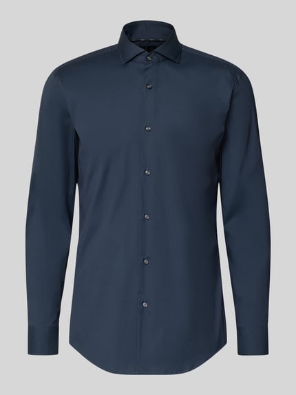 Produktfoto, Slim Fit Business-Hemd mit Stretch-Anteil Modell 'Hank Hai' von BOSS im unifarbenen Design aus dunkelblauem Baumwoll-Mix mit Haifischkragen, durchgehender Knopfleiste, Sportmanschetten und abgerundetem Saum, glatte Textur.