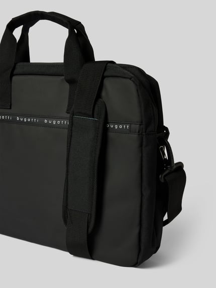 Produktfoto, torba na laptop z nadrukiem z logo Model 'Blanc Delight' od bugatti, kolor czarny, uchwyt, odpinany pasek na ramię, główna przegroda z zamkiem błyskawicznym, przegródki na dokumenty, szerokość w rozmiarze 1: 40 cm, długość: 29 cm, głębokość: 10 cm, długość paska na ramię: 134 cm