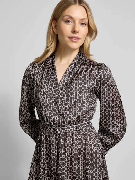 Frauenmodel trägt Hemdblusenkleid im Allover-Look mit Gürtel von Rinascimento aus Satin mit V-Ausschnitt, tailliert, Nahaufnahme Oberkörper.