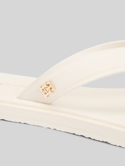 Productfoto, Zehentrenner met logo-applicatie van Tommy Hilfiger voor dames in effen kleuren, detailopname, look: effen, applicatie: logo-applicatie