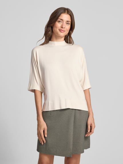 Frauenmodel trägt hellbeiges Relaxed Fit 3/4-Shirt aus Viskose-Mix Modell 'Sinse' von OPUS, Damen 3/4-Shirt, Ganzkörperansicht von vorne.