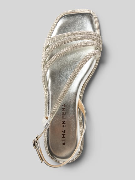 Productfoto, Sandalette met siersteentjes van ALMA EN PENA, zilveren riem met gesp, gladde zool, hakhoogte 2 cm, schachtwijdte 7 cm.