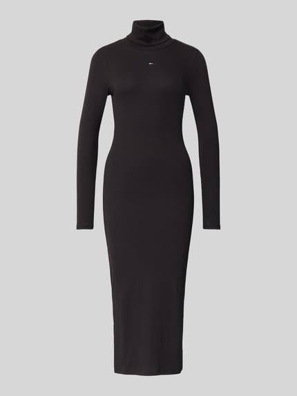 Produktfoto, Eng anliegendes Freizeitkleid aus Baumwoll-Mix von Tommy Jeans in Schwarz, glatte Oberfläche, gerade Silhouette, dezentes Logo auf Brust