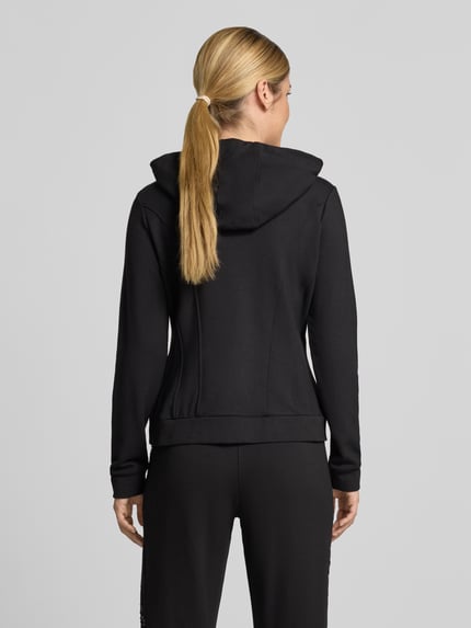 Frauenmodel trägt Sweatjacke aus Viskose-Elasthan-Mix mit Pailletten von Liu Jo, schwarze Farbe, glatte Textur, Ganzkörperansicht Rückansicht.