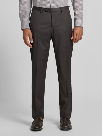 Männermodel trägt Slim Fit Anzughose mit Bügelfalten Modell 'Move Apollo' von DIGEL, Schurwoll-Elasthan-Mix, Ganzkörperansicht von vorne. Bundweite 35 cm, Innenbeinlänge 80 cm, Gesäßtaschen, dunkelbrauner Anzug-Stoff:.