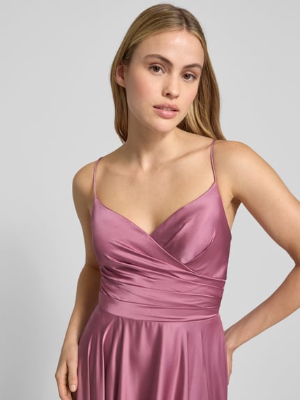 Vrouwenmodel draagt avondkleid uit satijn met rückseitiger schnürung van Hey Kyla in A-lijn, V-hals, glanzend roze, Nahaufnahme bovenlichaam.