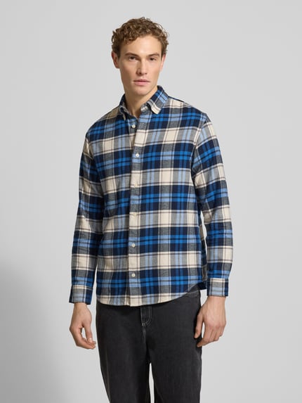 Męski model nosi Freizeithemd mit Knopfleiste Modell 'LUBARKLEY' od Jack & Jones Premium, bawełna, regular fit, niebieska krata, widok z przodu, ujęcie całej sylwetki.
