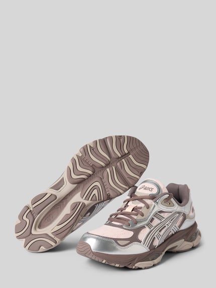 Productfoto, Sneaker met vetersluiting model 'GEL-NYC 2.0' van ASICS, afgeronde neus, labeldetails, beige en zilveren tinten, zichtbare zooltextuur, hakhoogte 4 cm, schachthoogte 7 cm, schachtwijdte 9 cm