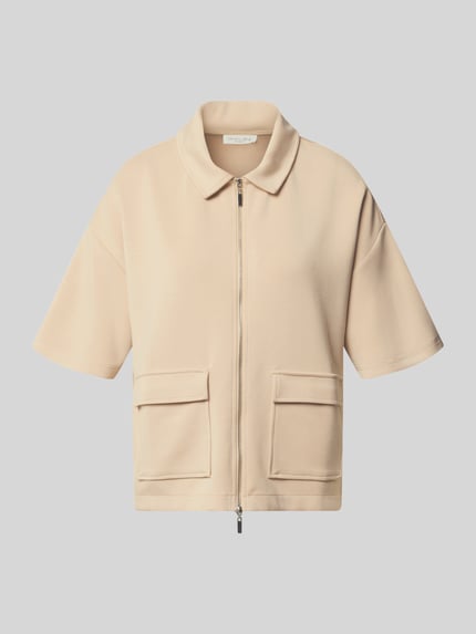 Produktfoto, Jacke mit Umlegekragen von Christian Berg Woman, elastyczna mieszanka materiałów, prosty krój, zamek błyskawiczny, rękaw o dł. 1/2, nakładane kieszenie, kolor beżowy, gładka tekstura.