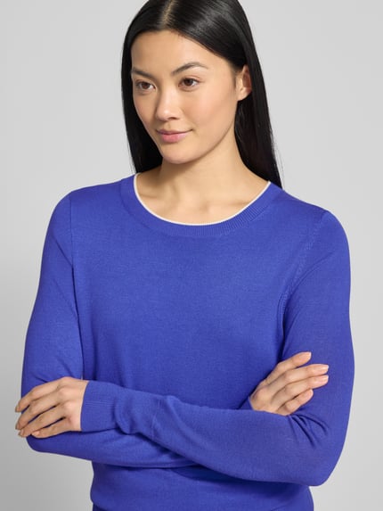 Vrouwenmodel draagt Strickpullover met geribde boorden van Christian Berg Woman, viscosemix, slim fit, ronde hals, bovenlichaam close-up.