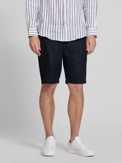 Männermodel trägt Leinen Shorts mit Eingrifftaschen Modell 'PANDRUP' von Casual Friday, navyblau, Straight Fit, Ganzkörperansicht von vorne.