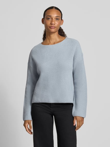 Frauenmodel trägt Relaxed Fit Pullover aus Schurwoll-Mix von Marc O'Polo in Hellblau mit feiner Rippenstruktur, Nahaufnahme Oberkörper. Damen Pullover von Marc O'Polo