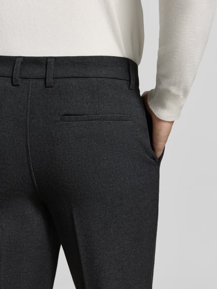 Männermodel trägt Straight Fit Stoffhose mit Viskose-Anteil von Lindbergh, dunkelgrau, feine Textur, Detailaufnahme Rückenansicht.