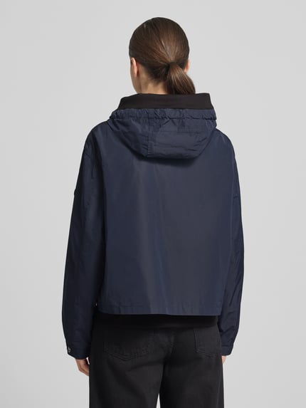 Frauenmodel trägt Jacke mit Zweiwege-Reißverschluss von Gil Bret in Dunkelblau mit Kapuze, Relaxed-Fit und Eingrifftaschen, Rückenlänge 59 cm, Schulterbreite 52 cm, Brustweite 57 cm, Ärmellänge 57 cm, Ganzkörperansicht Rückansicht.