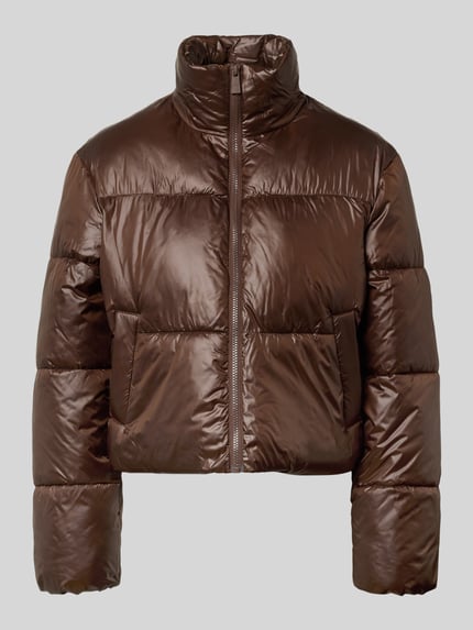 Produktfoto, Steppjacke mit glänzender Oberfläche von PIECES in Braun, unifarben, cropped, Stehkragen, Reißverschluss, seitliche Taschen