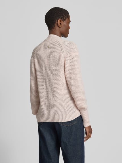 Vrouwenmodel draagt Regular Fit Cardigan met alpaca-wol-aandeel model 'Kanna' van JOOP!, materiaalmix, tricotlook, ruglengte 63 cm, mouwlengte 63 cm, knoopsluiting, kleur lichtroze, model gefotografeerd als volledige rugaanzicht