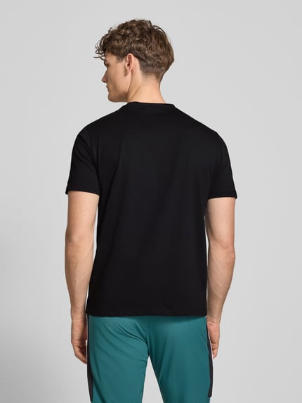 Männermodel trägt Regular Fit T-Shirt mit Logo-Print von SERGIO TACCHINI in Schwarz aus reiner Baumwolle, Rückenansicht, Ganzkörperansicht Rückansicht.