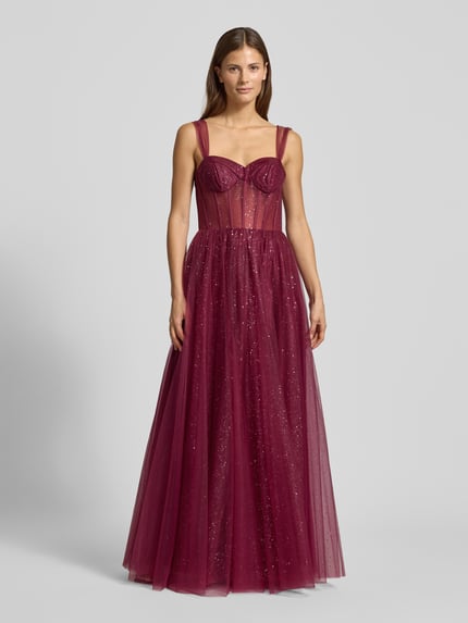 Kobiece model prezentuje szimmerndes Abendkleid in semitransparenter Optik od Hey Kyla, bordowy tiul, fason maxi, całość z przodu.