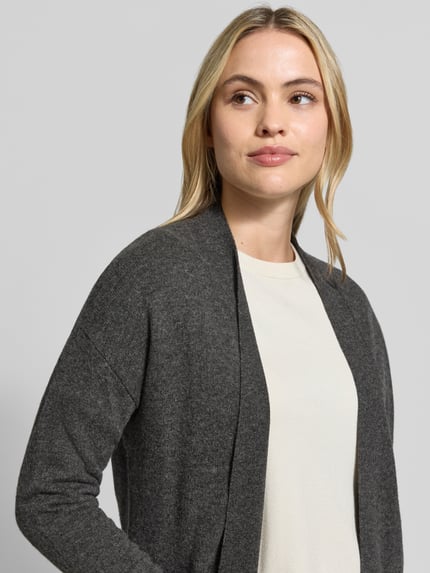 Frauenmodel trägt Strickjacke in offener Passform von Christian Berg Woman in Dunkelgrau, reine Baumwolle, gerippte Abschlüsse, Nahaufnahme Oberkörper.