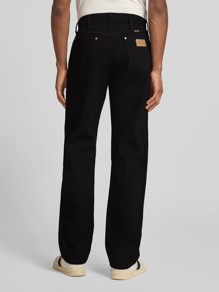 Mannelijk model draagt Cowboy Cut Jeans im 5-Pocket-Design van Wrangler in zwart, puur katoen, recht model, 5-pocketmodel, knoop- en ritssluiting, bandwijdte maat 32/32: 43 cm, binnenbeenlengte maat 32/32: 82 cm, volledige lichaamsopname achteraan.