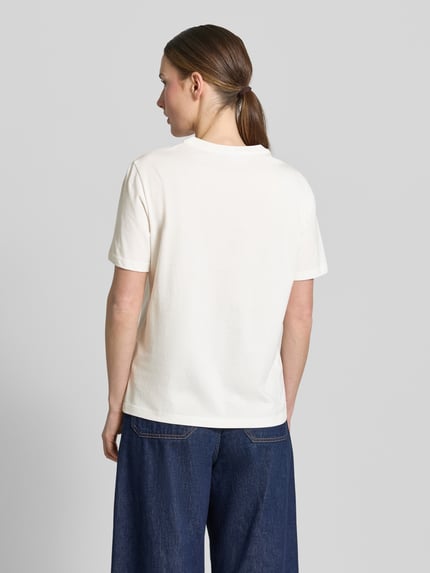 Frauenmodel trägt T-Shirt mit Motiv-Print Modell 'SYBIL' von Vila aus Reine Baumwolle, Gerader-Schnitt, Rückansicht, Ganzkörperansicht Rückansicht.