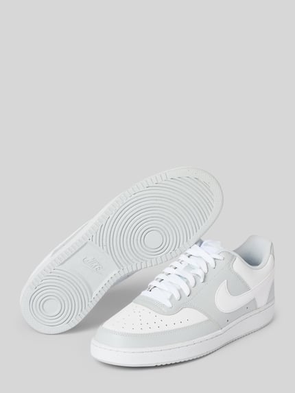 Produktfoto, Sneaker mit Logo-Detail Modell 'Court Vision' von Nike in Weiß-Grau, abgerundete Passform, Schnürverschluss, Herren Sneaker, Absatzhöhe 3 cm, Schafthöhe 7 cm, Schaftweite 6 cm.