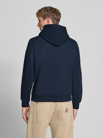 Männermodel trägt dunkelblauen Hoodie mit Label-Print Modell 'FREDERIKSBERG' von JACK & JONES, lockerer Schnitt, Rückenansicht. Baumwoll-Mix, gerippte Abschlüsse, Kängurutasche.