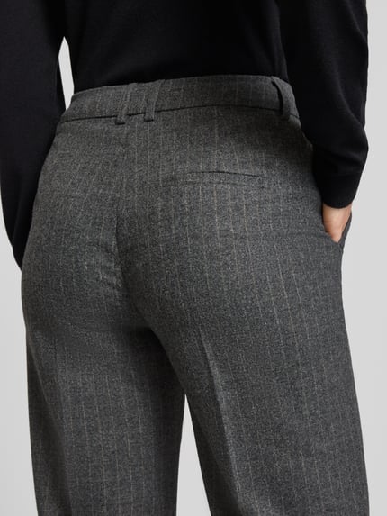 Frauenmodel trägt Schmale Hose aus Woll-Mix von Marc O'Polo in grauer Melange mit feinen Streifen und Gürtelschlaufen, Detailaufnahme Rückansicht.