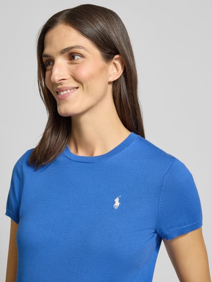 Frauenmodel trägt Regular Fit T-Shirt mit Logo-Stitching von Polo Ralph Lauren aus elastischem Baumwoll-Mix in Blau, Nahaufnahme Oberkörper.