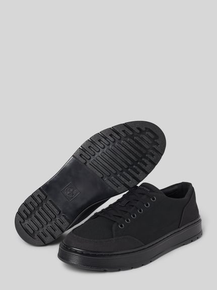 Productfoto, zwarte heren sneakers met logodetail, afgeronde pasvorm, model 'Brookline' van Dr. Martens, vetersluiting, hakhoogte 4 cm, schachthoogte 6 cm, schachtbreedte 9 cm