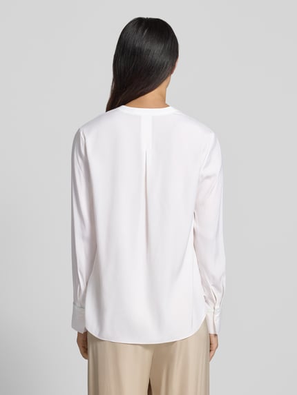 Frauenmodel trägt Relaxed Fit Tunika-Bluse mit Allover-Motiv-Print von HERZENS, jasne kolory, z długim rękawem, wydłużony tył, Ganzkörperansicht Rückansicht.