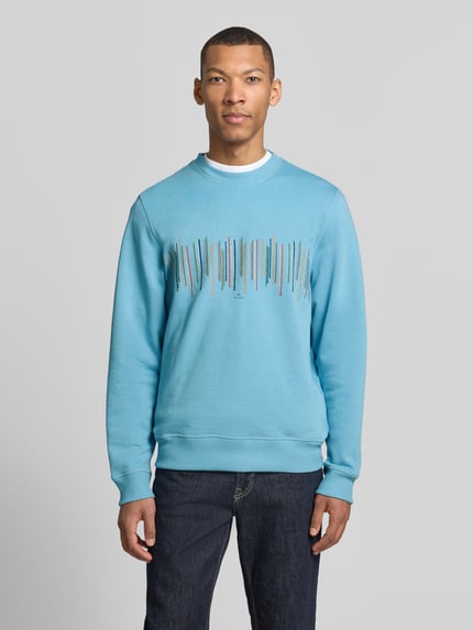Männermodel trägt Sweatshirt mit Motiv-Stitching von PAUL SMITH in Hellblau aus reiner Baumwolle, Regular-Fit, gerippter Rundhalsausschnitt, Ganzkörperansicht von vorne.