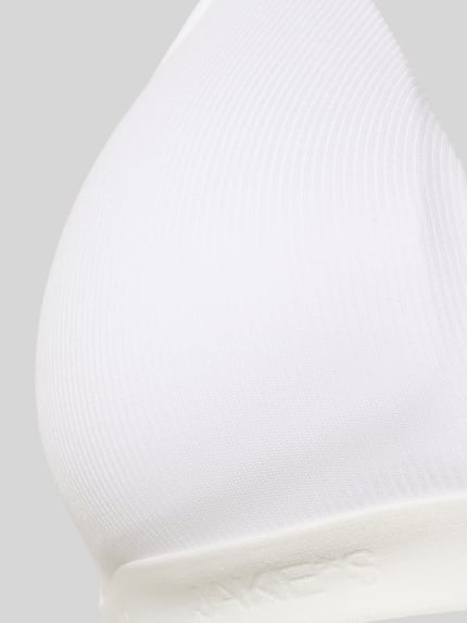 Männnermodel trägt Triangel-BH mit elastischem Logo-Bund von Jake*s Casual, biały, drobno prążkowany modal z elastycznym paskiem, przyjemny i miękki, wyprofilowane miseczki, regulowane cienkie ramiączka, zapięcie na haftki, detal pod biustem, zbliżenie na górną część ciała