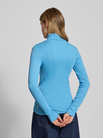Frauenmodel trägt Slim Fit Rollkragenpullover aus Baumwoll-Mix von Marc O'Polo Denim, unifarben, hellblau, strukturierter Feinripp, Ganzkörperansicht Rückansicht.