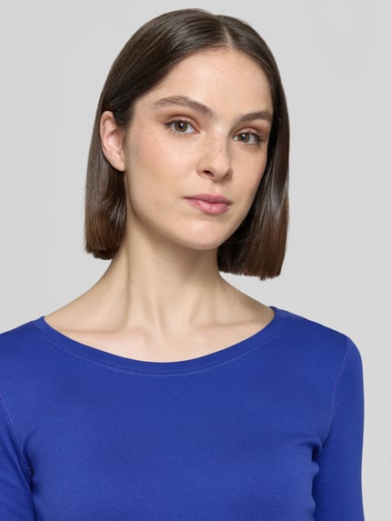 Frauenmodel trägt Damen T-Shirt in Ripp-Optik mit 1/2-Arm von Marc Cain, Baumwoll-Elasthan-Mix, Rundhalsausschnitt, Slim-Fit, Nahaufnahme Oberkörper.